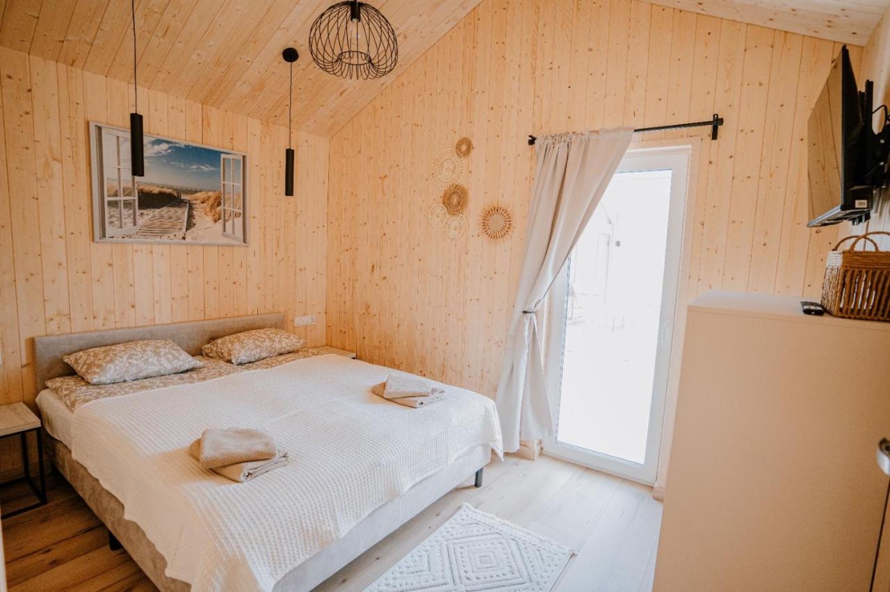 Wnętrze domku w boho-coastal stylu z dużymi oknami