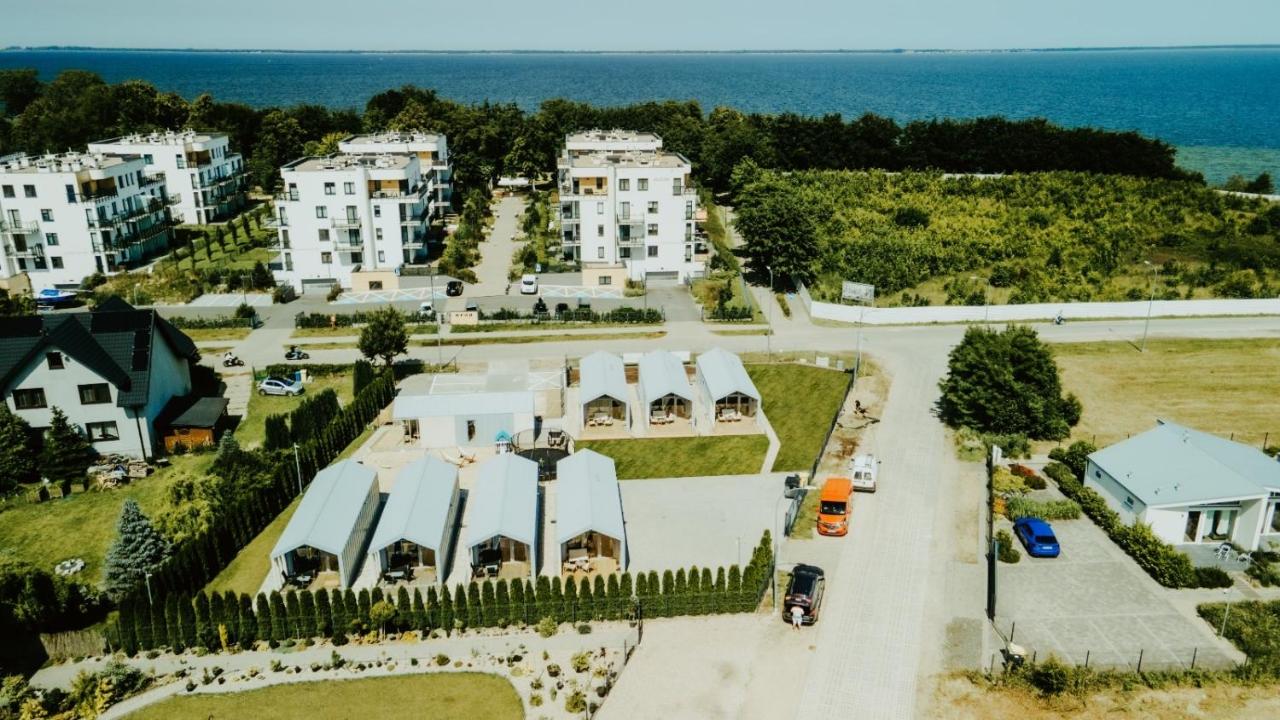 Widok z lotu ptaka na Domki Morska Olivka w Pucku z Zatoką Pucką w tle
